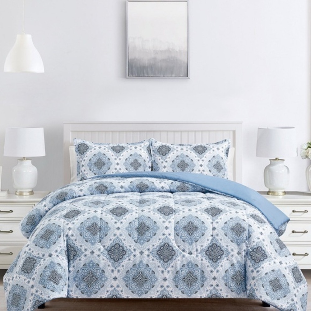 3 Piece Reversible Queen/Full Comforter Set Blue and White Print